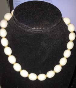 Estate jewelry: white oval bead choker necklace