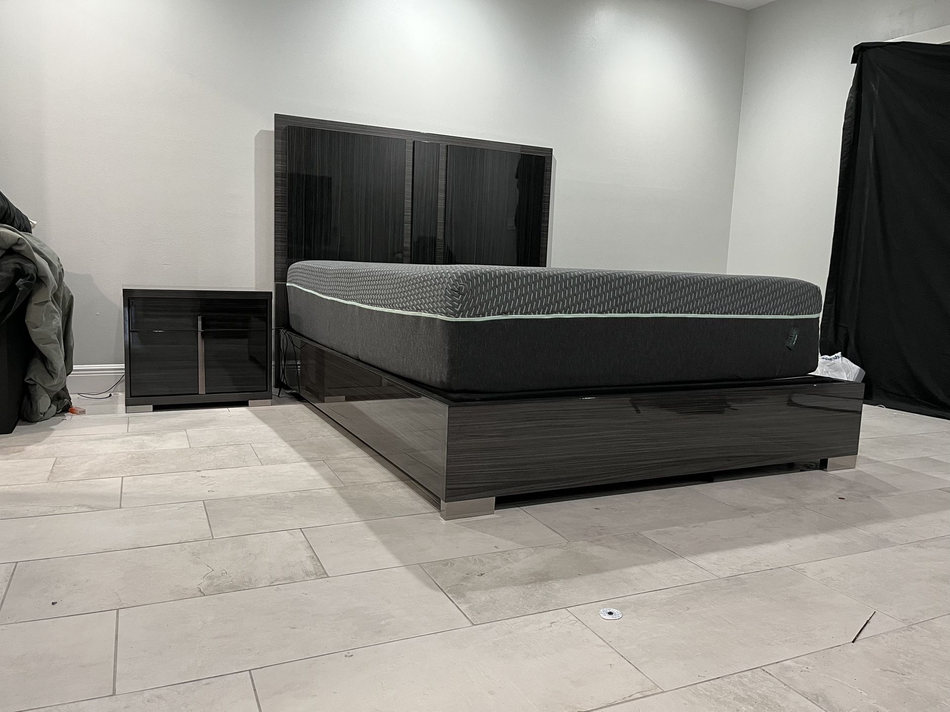 Brand new queen bedroom set