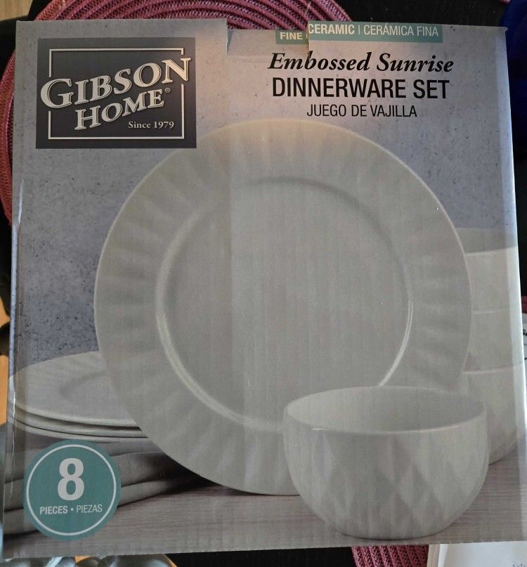 Dinnerware set - 4 plates, 4 bowls