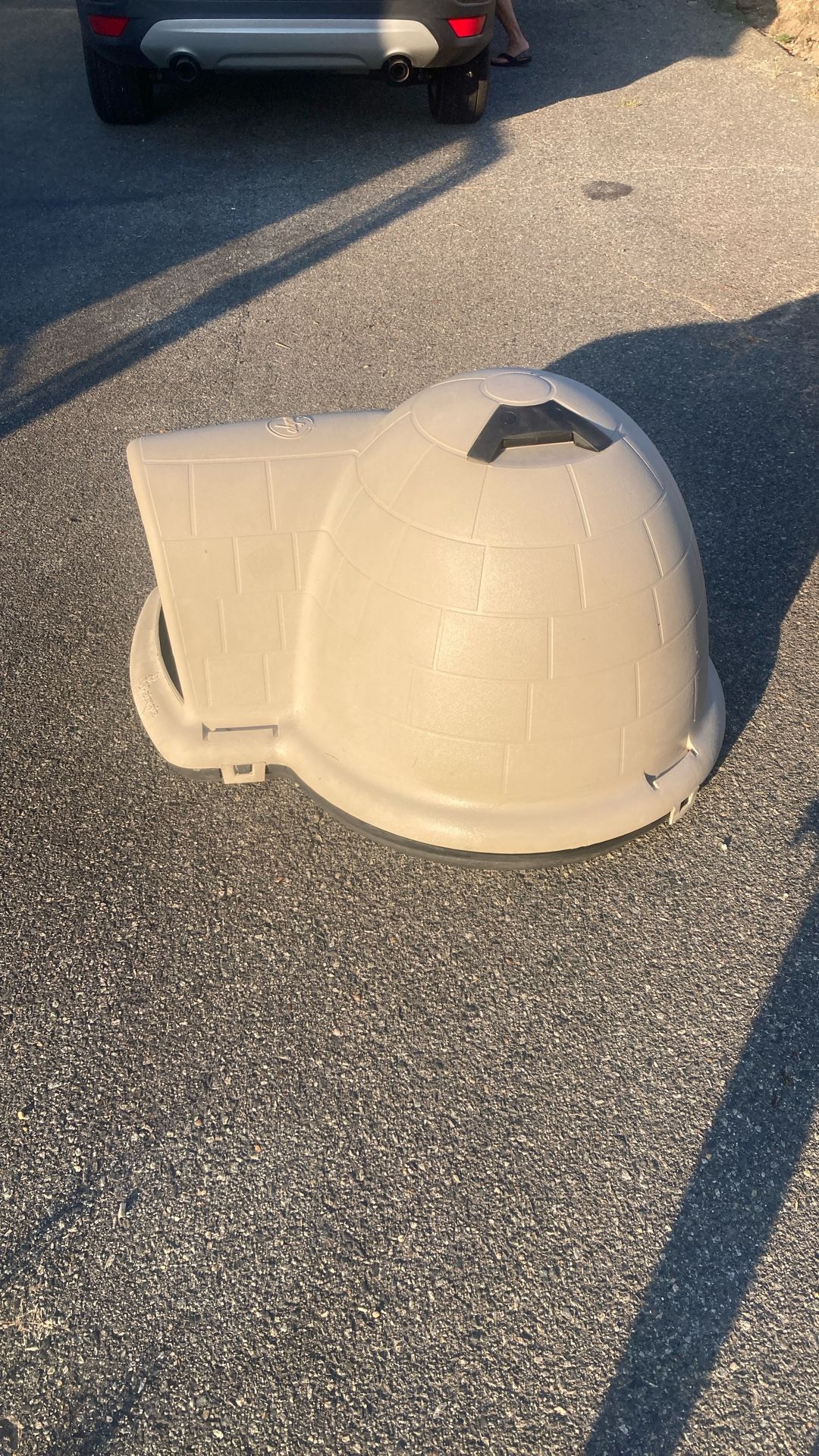 Igloo Dog House Medium