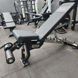 🔻 HEAVY DUTY COMMERCIAL GRADE SUPER SOLID  ADJUSTABLE BENCH THAT CAN INCLINE, DECLINE, FLAT AND MILITARY PRESS WITH WHEELS AND LEG PADS ( BRAND NEW )