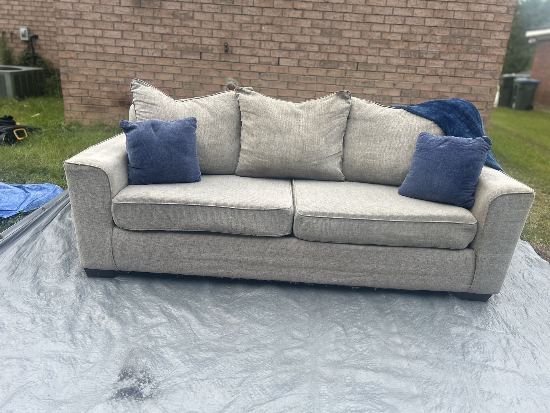Gray Couch🚨FREE DELIVERY🚨