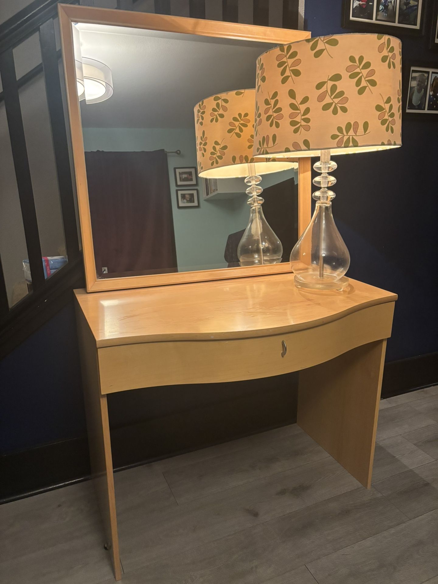 Dania Make Up Table, Lamp, Mirror, And Dresser