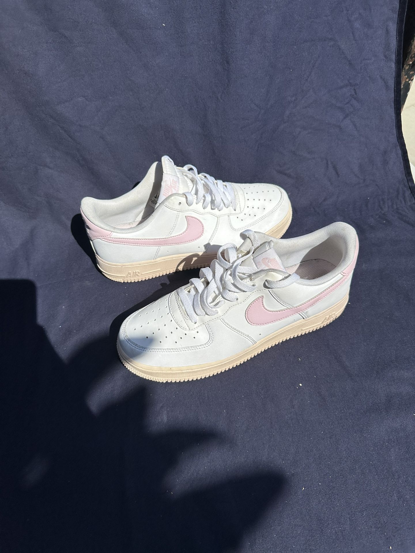 Mens Size 9.5 Nike Air Force 1 '07 Low White Pink Sole CK7663-100