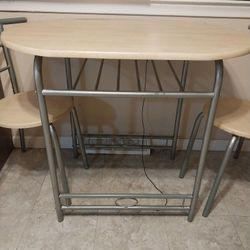 Small Kitchen Table With 2 Chairs,and Place mats
