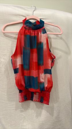 Blusa varios colores  abierta de atrás es corta ala cintura  size  M