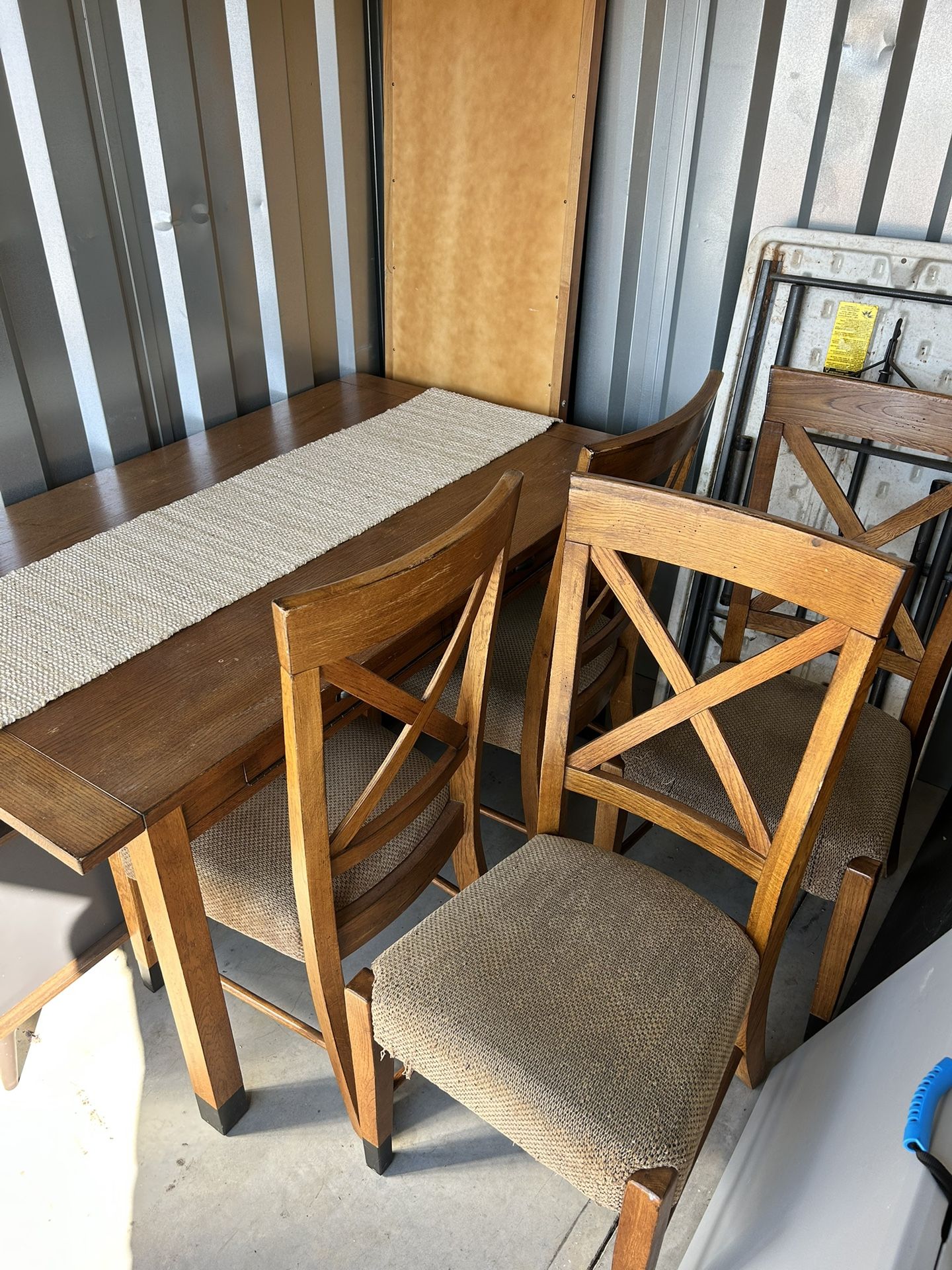 Dining Room Table w/ 6 Chairs
