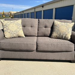 FREE DELIVERY 🚚🚛🚚 Beautiful Gray Couch!!