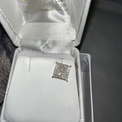 Single 10k Gold A quality Diamond Earring 