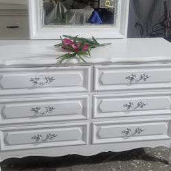 Beautiful Farmhouse Dresser With Beaded Mirror Solid Wood Perfect Condition ,Dovetail,  Mirror Comes Off Draws Slide Easily 