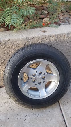 Jeep grand Cherokee wheel and tire