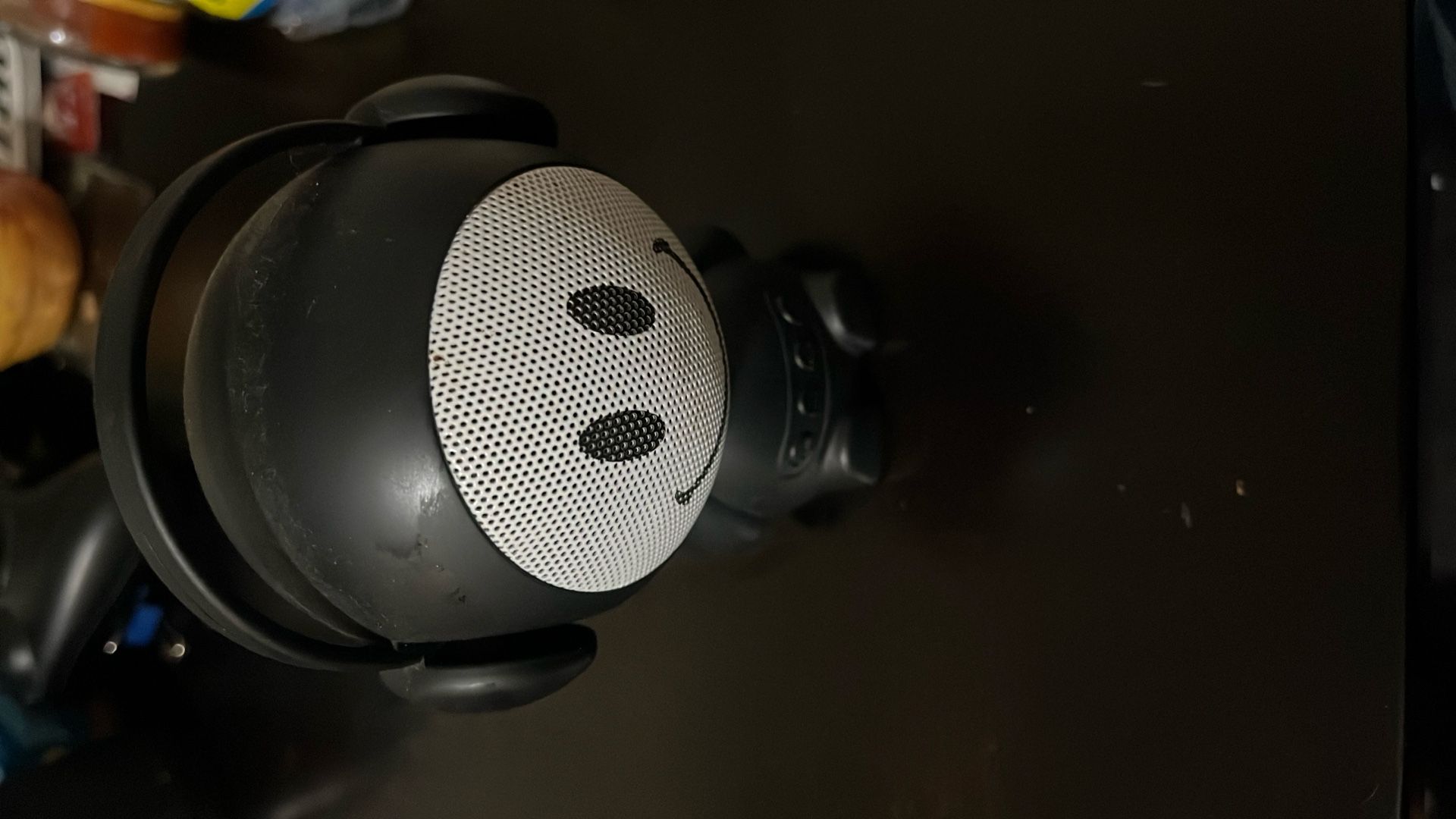 Mini smiling speaker