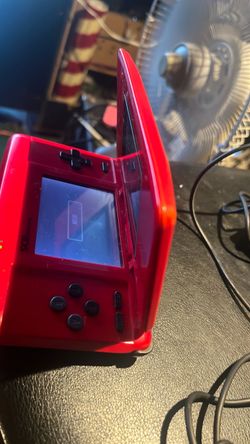 Ds works but hinge broken come w cable charger