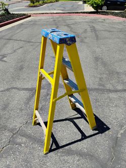 4 FEET TALL YELLOW PAINTED ALUMINUM LADDER