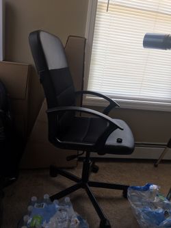 Selling this office chair like new!