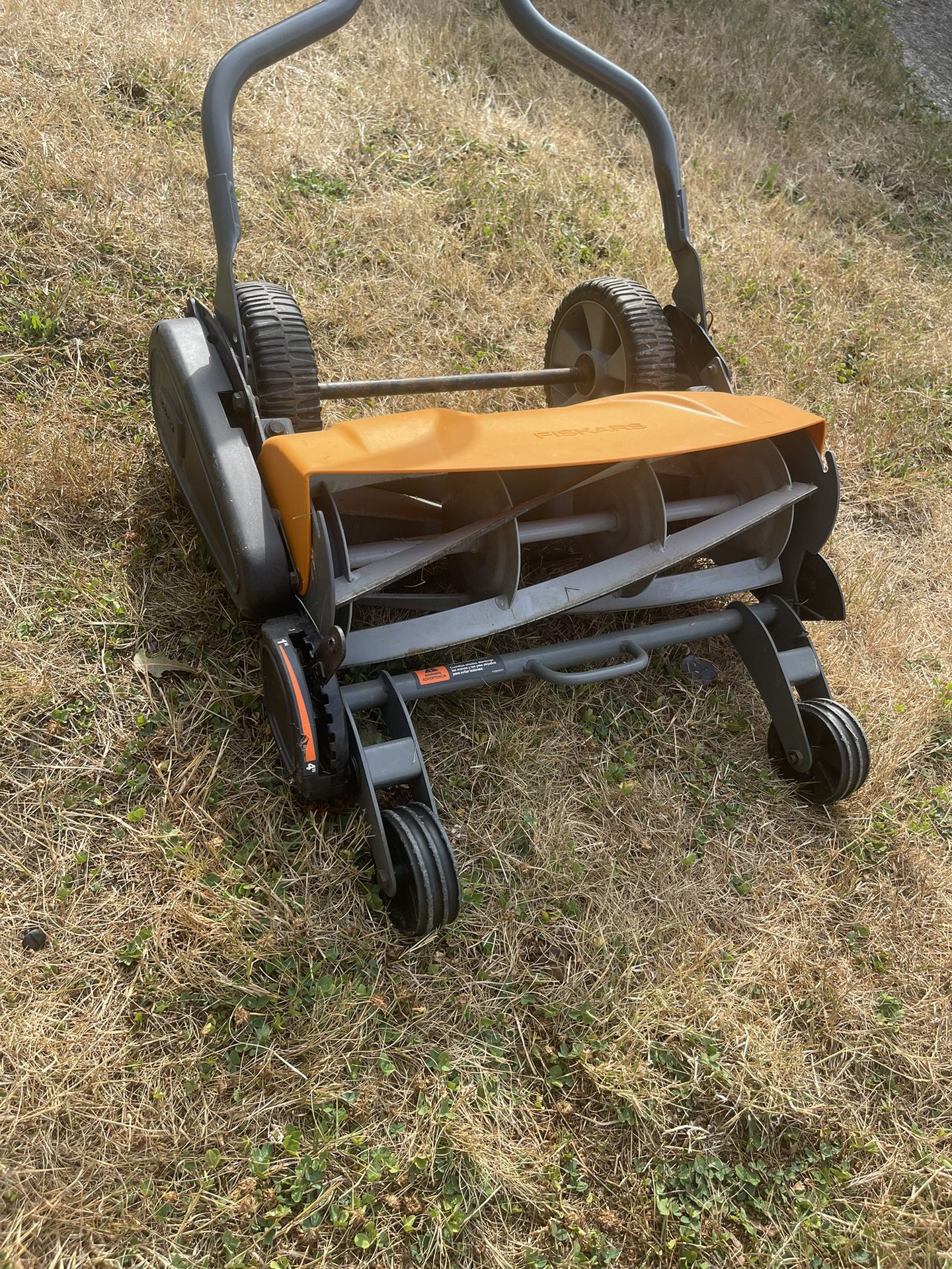Fiskars StaySharp 18 Max Reel Manual Push-Behind Lawn Mower for