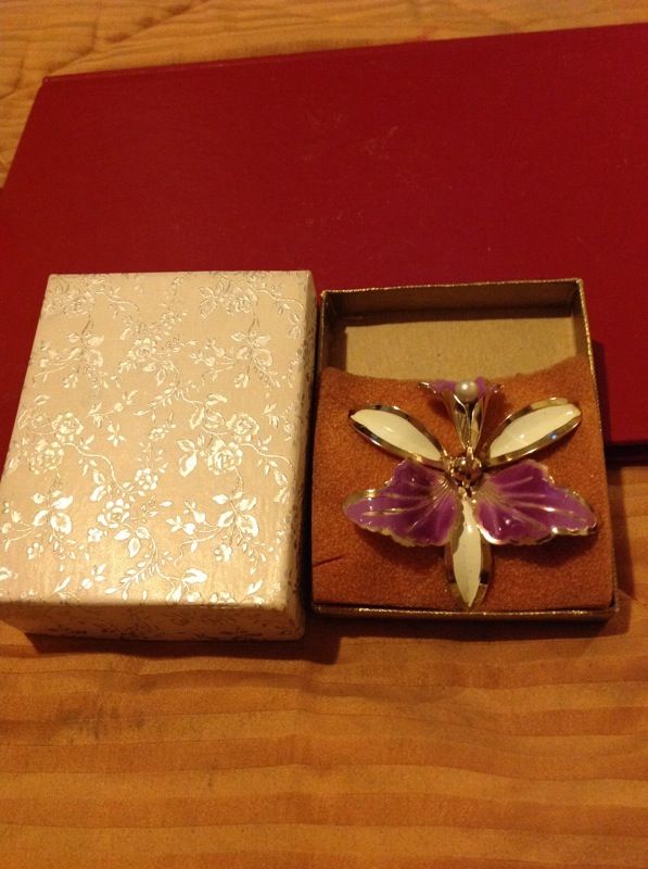 Vintage brooch with pearl