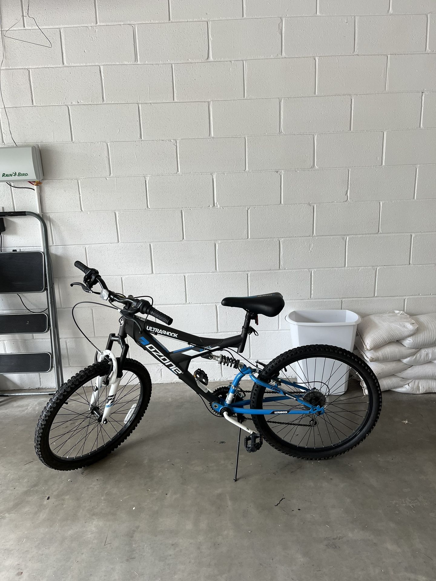 ozone bike with shimano brakes on it