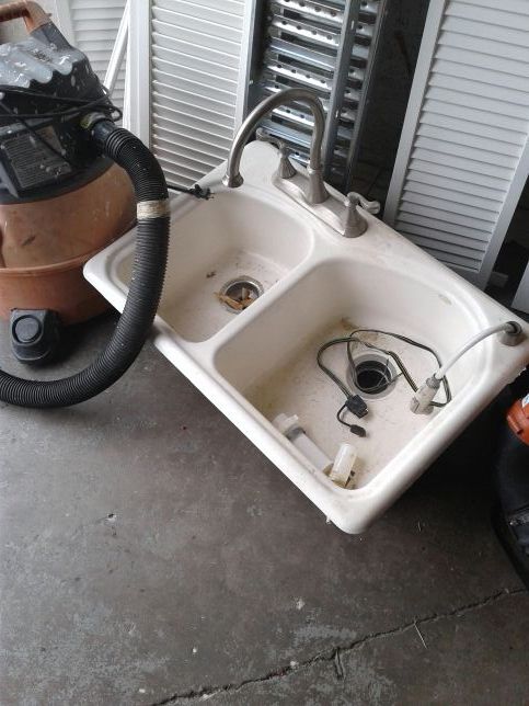 Cast iron porcelain sink with nice facuit