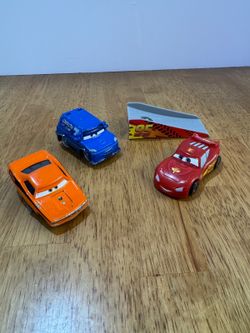 Disney Pixar Cars Die-Cast Toy Car Set with Lightning McQueen and Ramp