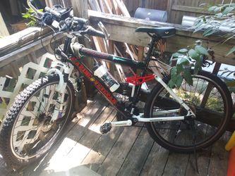 Very nice 27.5 in genisis v21 mountain bike...need to sell asap