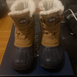 SNOW BOOTS