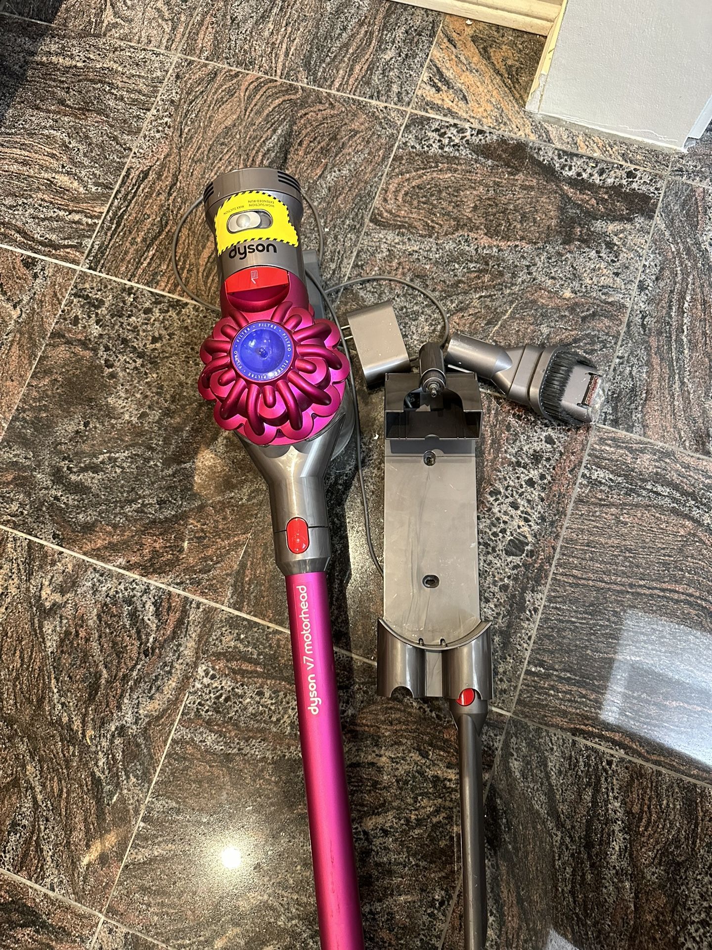 Dyson V7