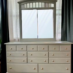 Dresser With Mirror