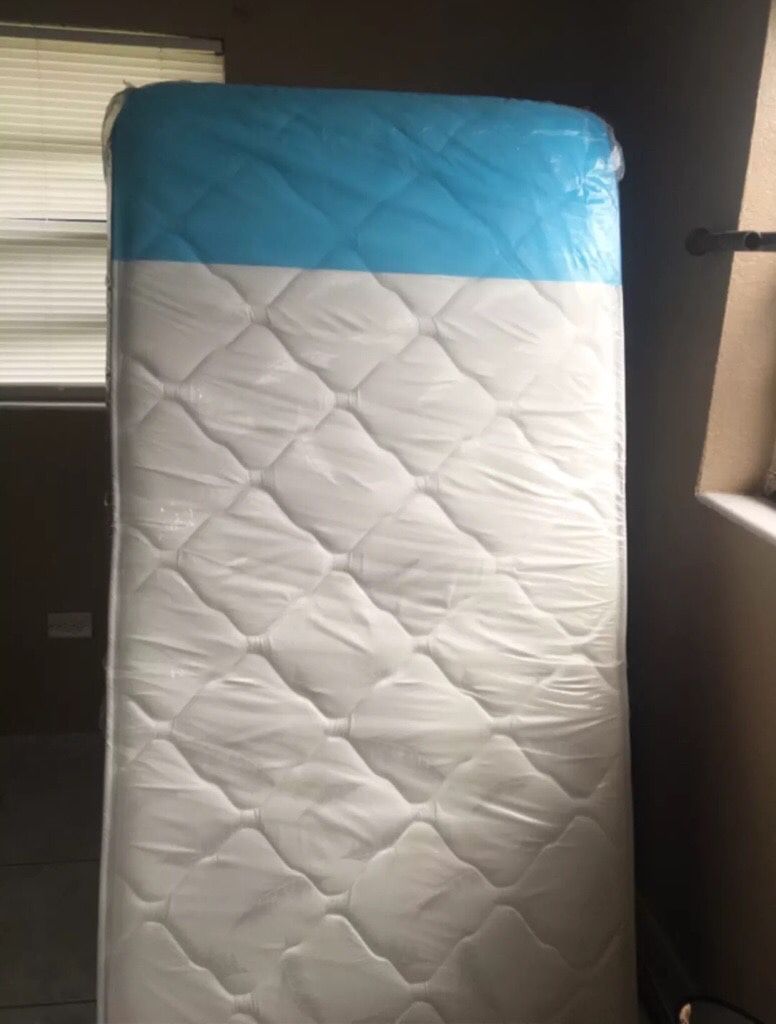Mattresses: twin, Full, Queen, king mattresses with box spring included !!!!!! Regular, plush, pillow top available!!!!!!free deliveries 🚚!!!’