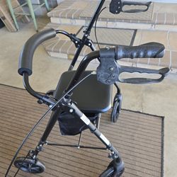 WALKER WITH SEAT