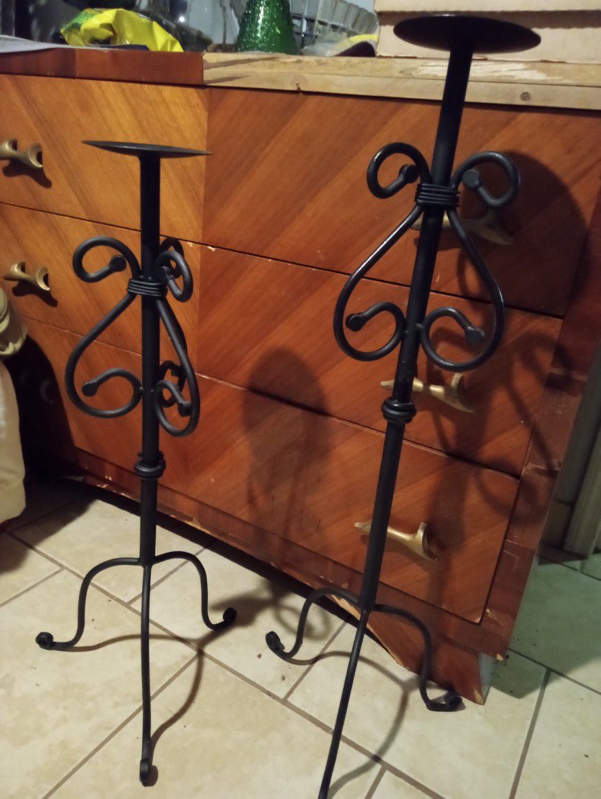 Multi Heights Gothic Wrought Iron Floor Candle Holders

/ 1 Wall mount Sconce And A Tabletop Candle Holder