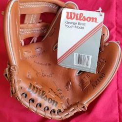 Wilson Youth model A2295 George brett Right hand thrower baseball glove