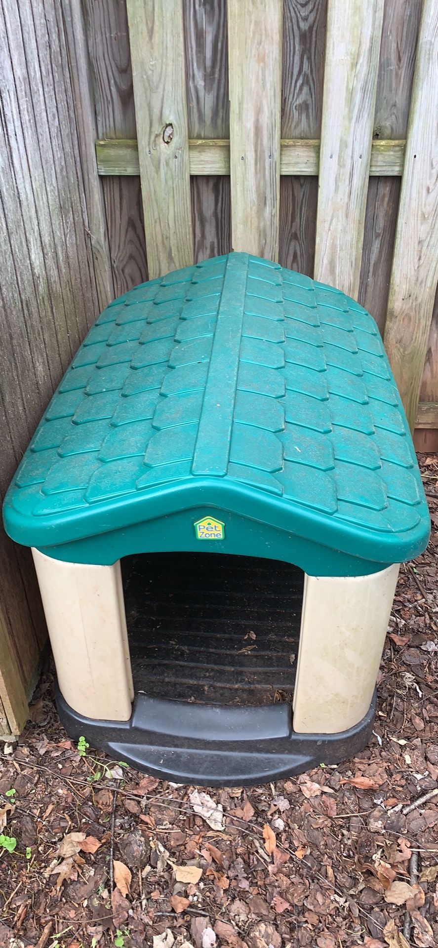 Petzone plastic outdoor doghouse