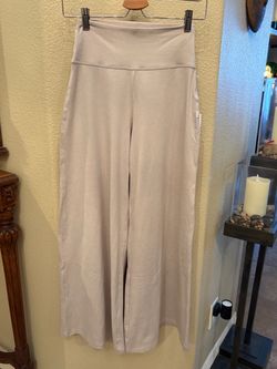 NWT~Vuori Women Escru Heather Halo Easy Wideleg Short Pants Size Small
