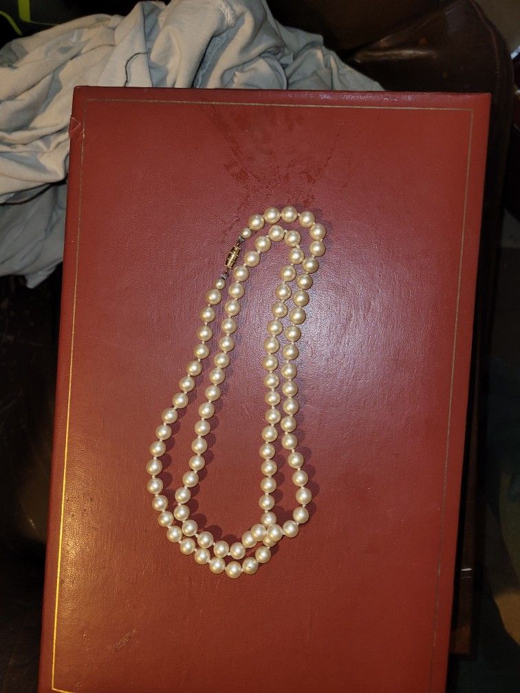 Beautiful Pearl Necklaces And Earrings!!