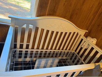 White crib w mattress