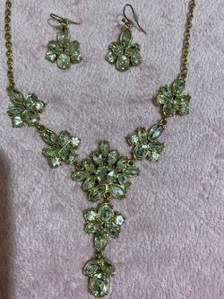 Beautiful Diamond Jewelry & Dangle Earrings Set