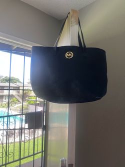 Tengo una bolsa grande de marca Mk