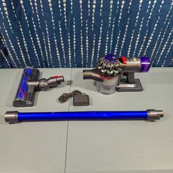 DYSON V8 ORIGIN - HAS WEAR MARKS AND DINGS - BATTERY LIFE 90% - SM77