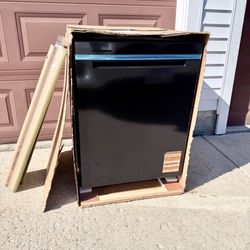 Brand New Whirlpool Smart Dishwasher With 3rd Rack And Intelligent Wash. In The Box.