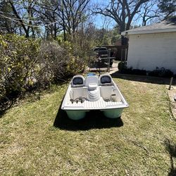 Paddle Boat for Sale – Seats 4 + Trolling Motor & Cover