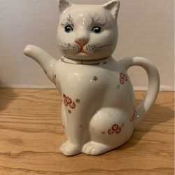Vintage 5 1/2 inch porcelain lucky cat teapot  A3