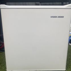 White BlackDecker Minifridge