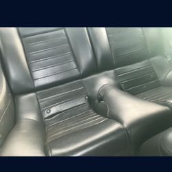 05-09 Mustang ( Back Seats / Leather ) 