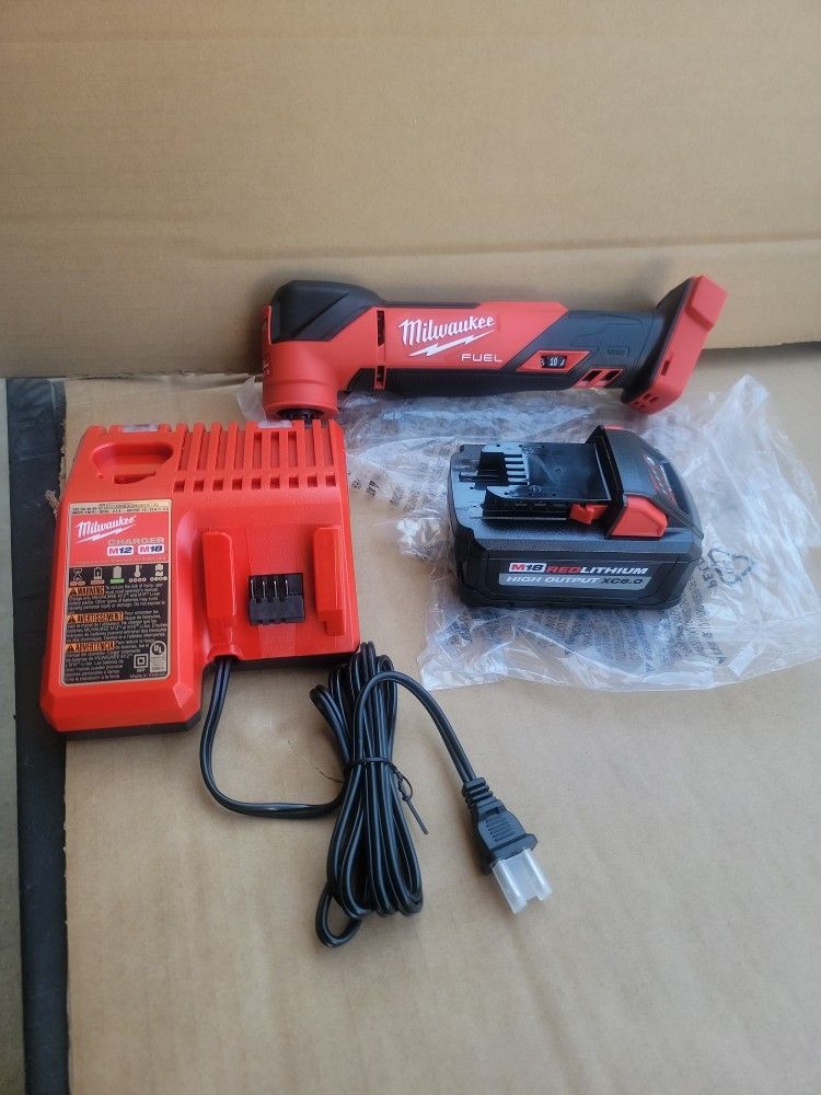 MILWAUKEE M18 FUEL 18V LITHIUM-ION CORDLESS BRUSHLESS OSCILLATING MULTI-TOOL KIT WITH 6.0 AH BATTERY AND CHARGER INCLUDED 