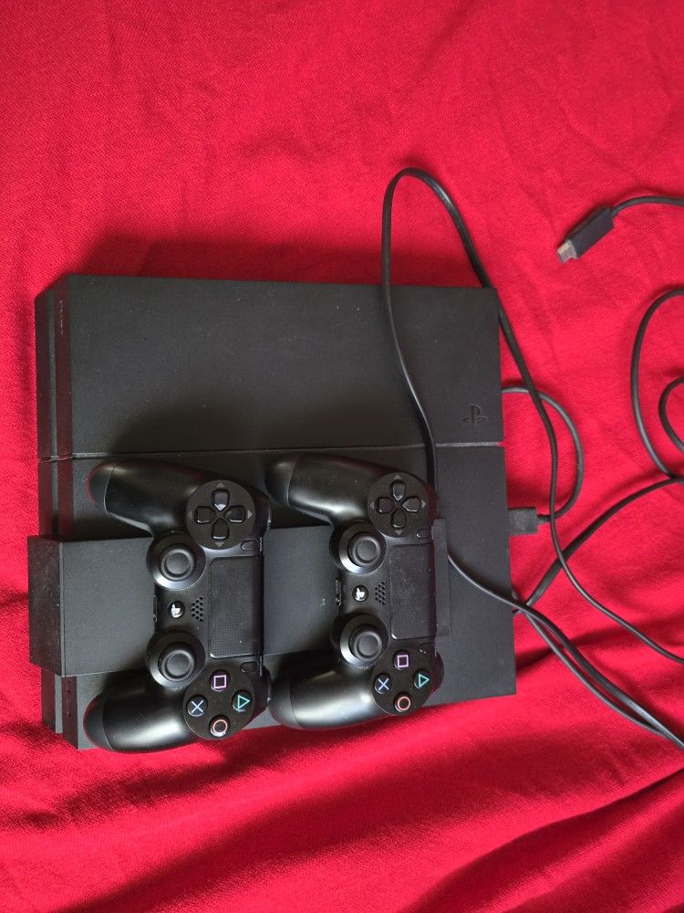 PS4 With 2 Controllers And Charging Station