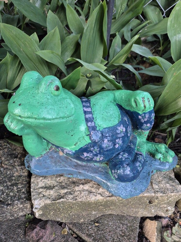 Concrete Garden Decor L 11"