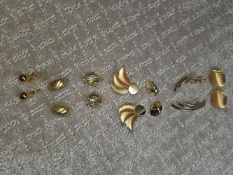 Vintage gold tone  clip earrings
