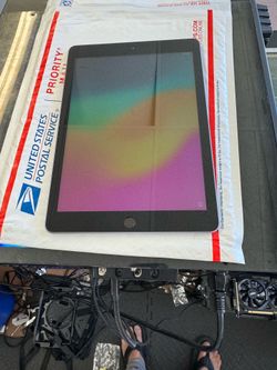 🔥 Apple iPad 6th Generation (A1893) 32GB Wi-Fi – Space Gray with Protective Case