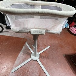 Halo Bassinet Swivel Mint Condition